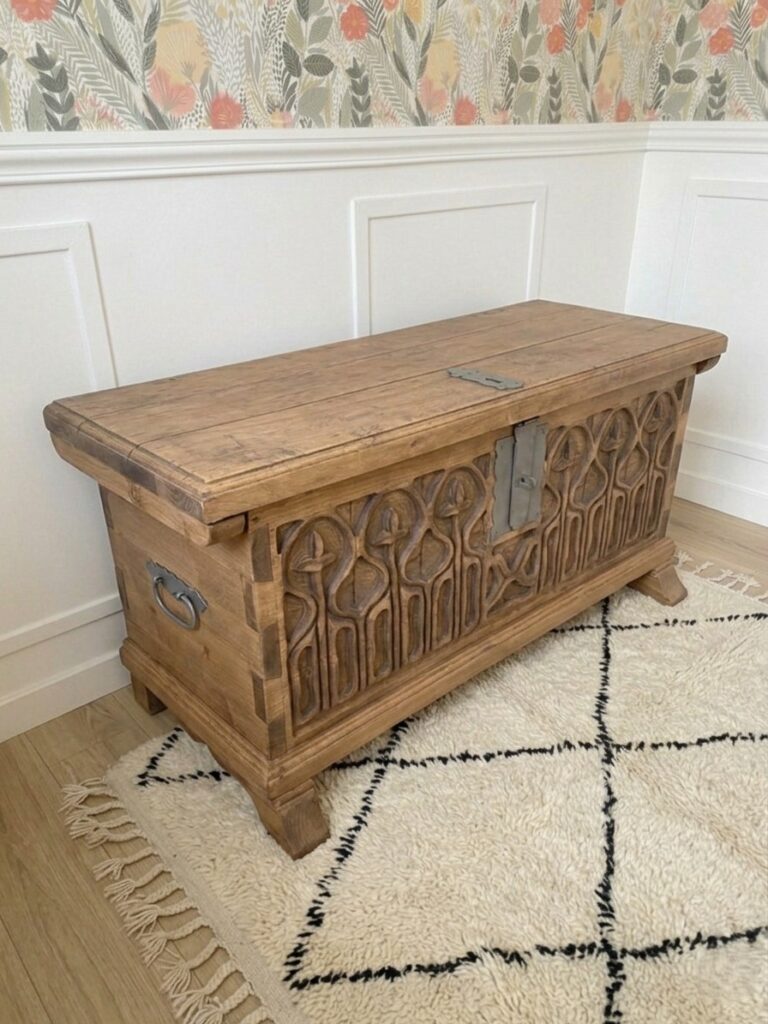 Coffre en chêne massif de style néo-gothique avant et après décapage par aérogommage, révélant sa couleur bois brut naturel. — photo 2