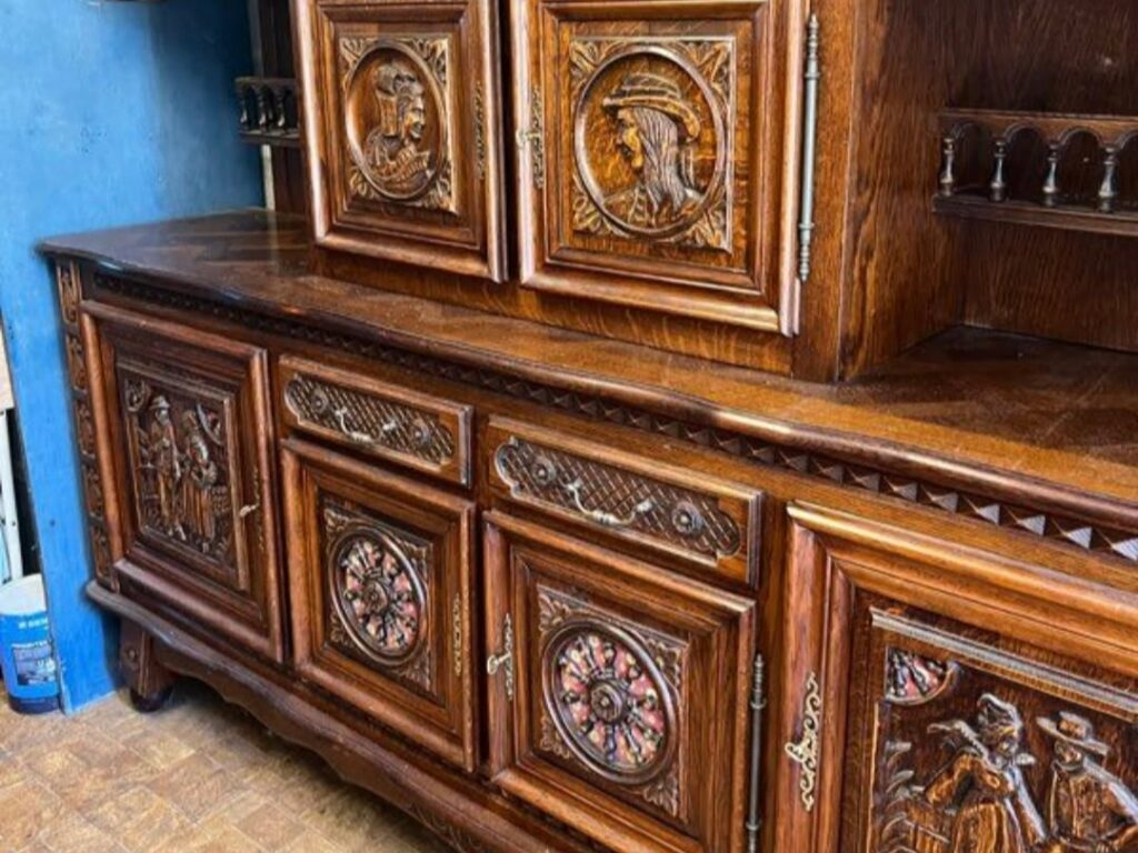 Bahut breton en chêne massif après rénovation par aérogommage, le bois clair est mis en valeur par une finition cirée naturelle. — photo 7