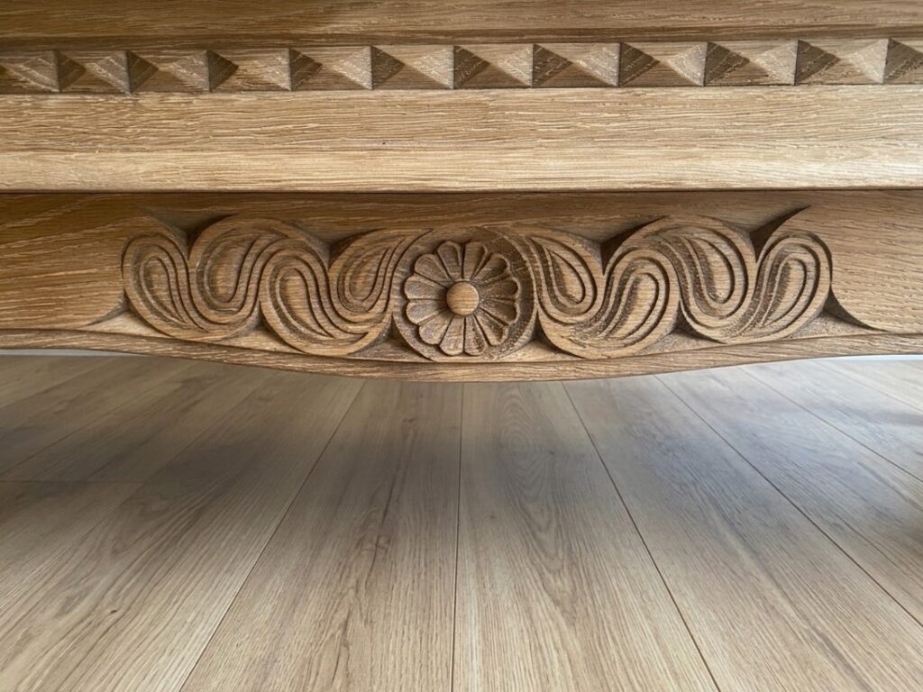 Bahut breton en chêne massif après rénovation par aérogommage, le bois clair est mis en valeur par une finition cirée naturelle. — photo 3