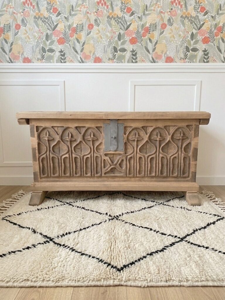 Coffre en chêne massif de style néo-gothique avant et après décapage par aérogommage, révélant sa couleur bois brut naturel.