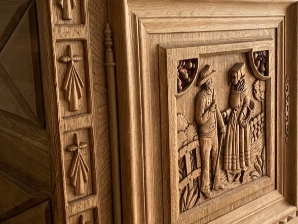 Bahut breton en chêne massif après rénovation par aérogommage, le bois clair est mis en valeur par une finition cirée naturelle. — photo 2