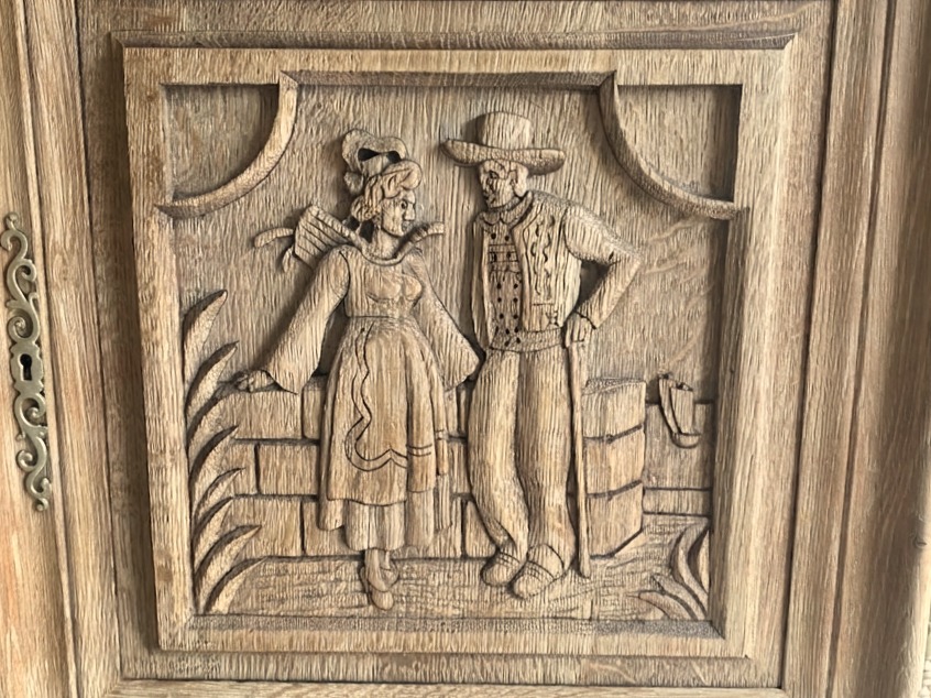 Bahut breton en chêne massif après rénovation par aérogommage, le bois clair est mis en valeur par une finition cirée naturelle. — photo 4