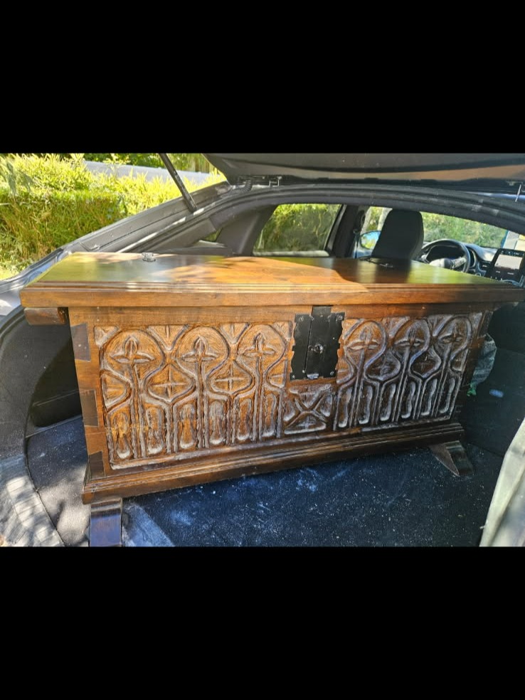 Coffre en chêne massif de style néo-gothique avant et après décapage par aérogommage, révélant sa couleur bois brut naturel. — photo 4