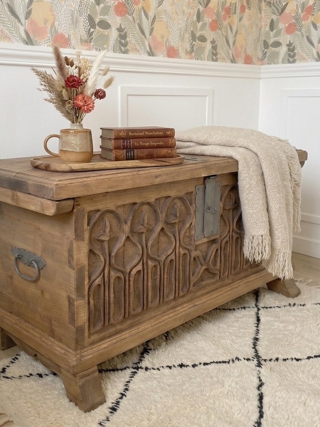 Coffre en chêne massif de style néo-gothique avant et après décapage par aérogommage, révélant sa couleur bois brut naturel. — photo 3