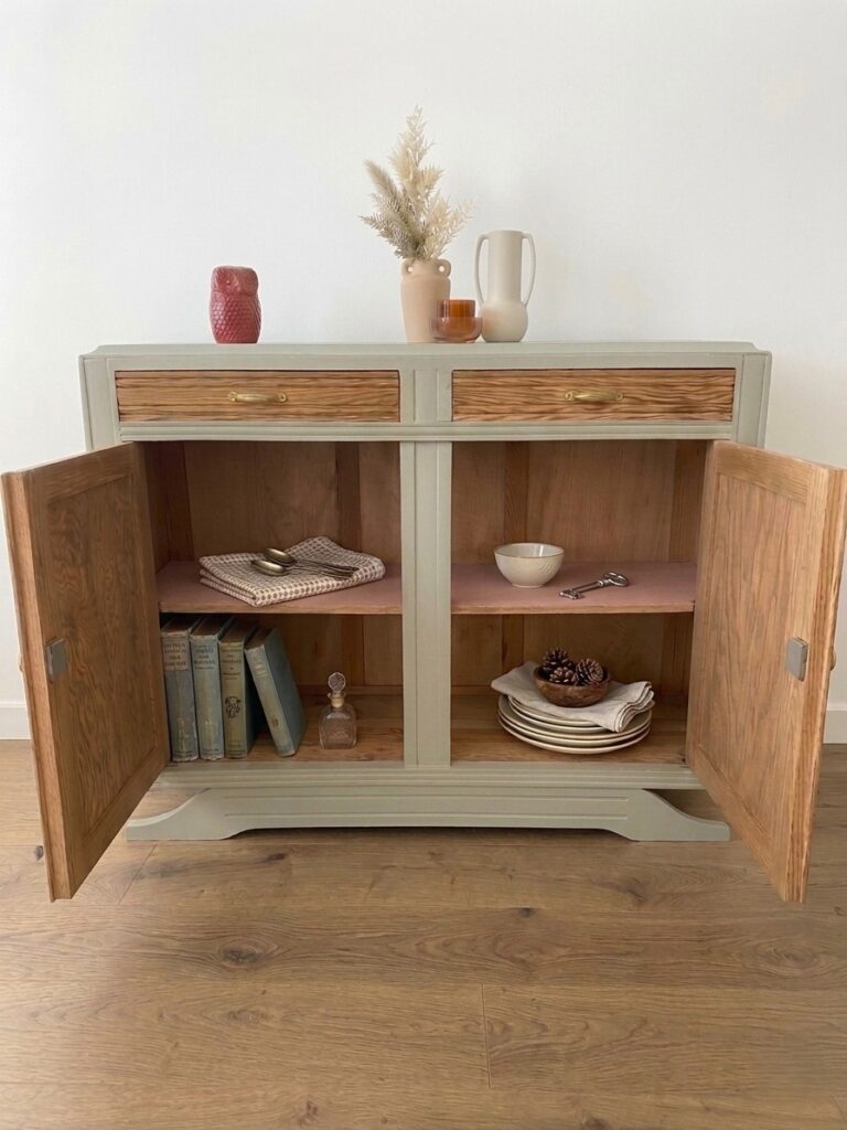 Buffet Art Déco en pitchpin restauré par aérogommage, avec des portes peintes en vert tendre et corail. — photo 3