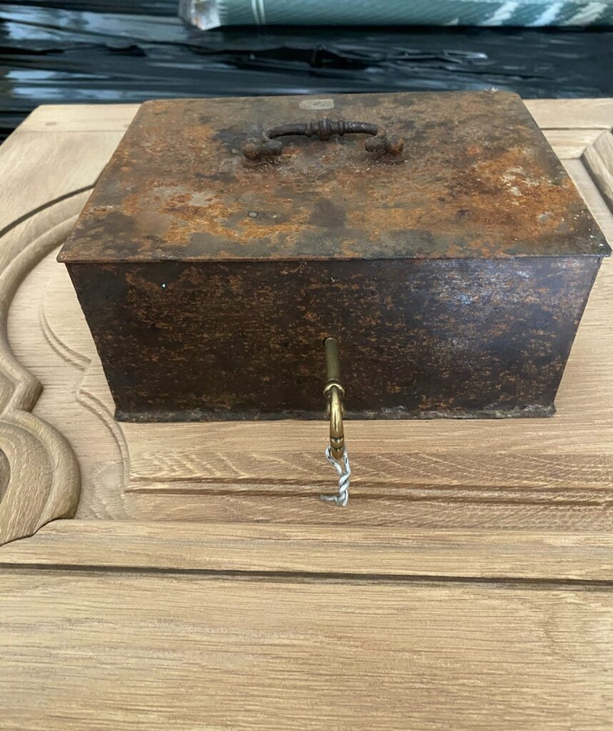 Boîte en métal avant et après décapage par aérogommage, montrant la suppression totale de la rouille et le retour au métal brut. — photo 2