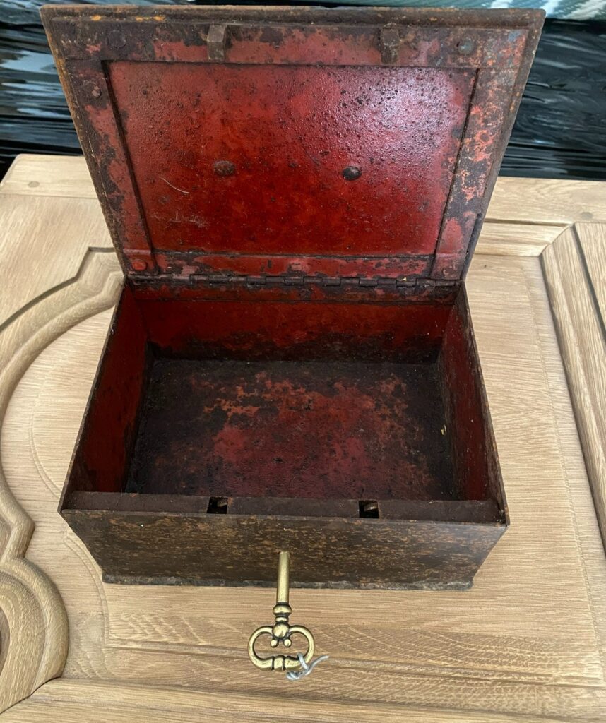 Boîte en métal avant et après décapage par aérogommage, montrant la suppression totale de la rouille et le retour au métal brut. — photo 3