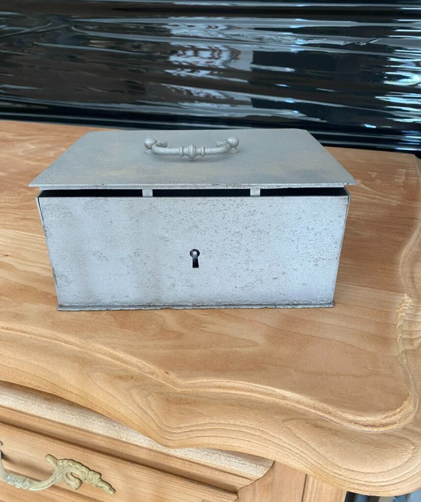 Boîte en métal avant et après décapage par aérogommage, montrant la suppression totale de la rouille et le retour au métal brut. — photo 4