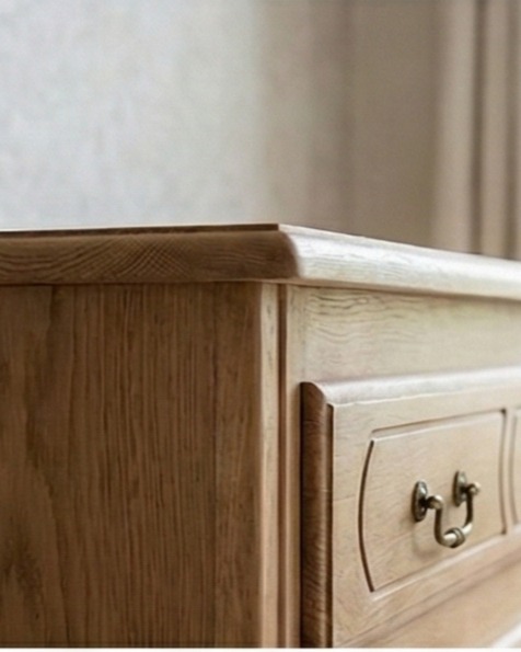 Commode en chêne massif rénovée par aérogommage, montrant son bois naturel clair et son veinage sublimé par un vernis incolore satiné. — photo 4