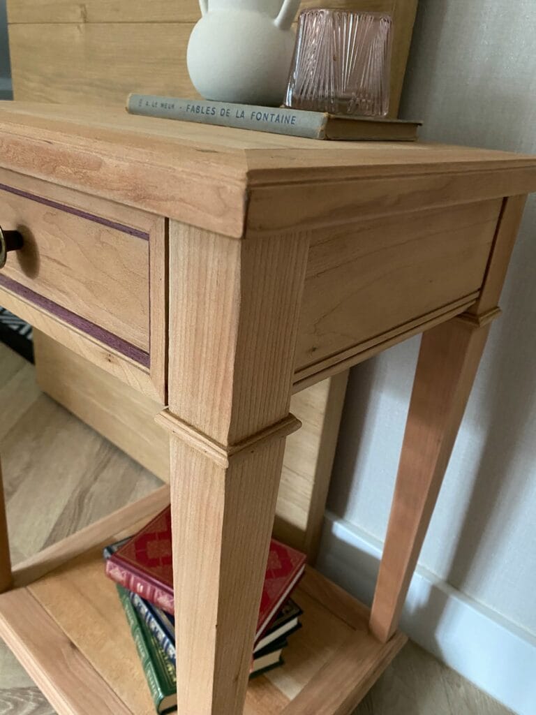 Chevet en merisier de style Directoire après décapage par aérogommage, révélant un bois blond naturel et une marqueterie fine. — photo 4