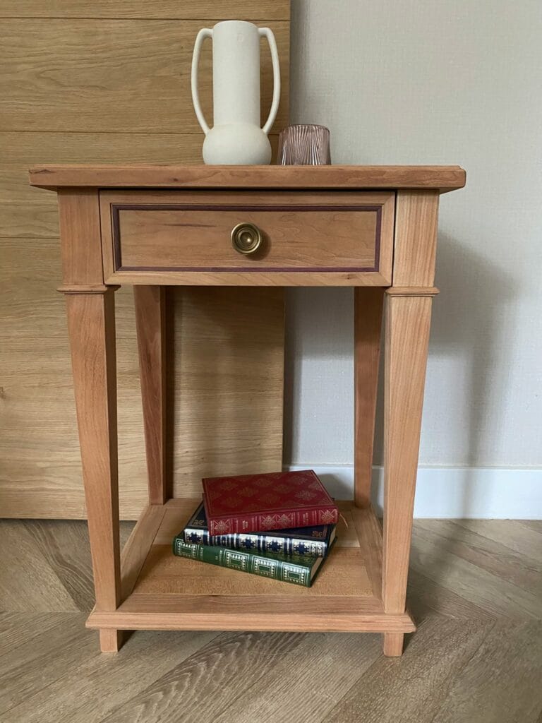 Chevet en merisier de style Directoire après décapage par aérogommage, révélant un bois blond naturel et une marqueterie fine.