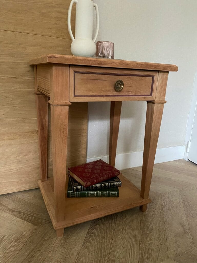Chevet en merisier de style Directoire après décapage par aérogommage, révélant un bois blond naturel et une marqueterie fine. — photo 2