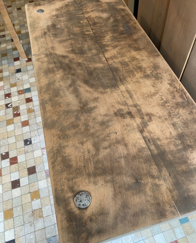 Buffet ancien en hêtre massif de style brutaliste, restauré avec un retour au bois brut après aérogommage par notre atelier de Nantes. — photo 7
