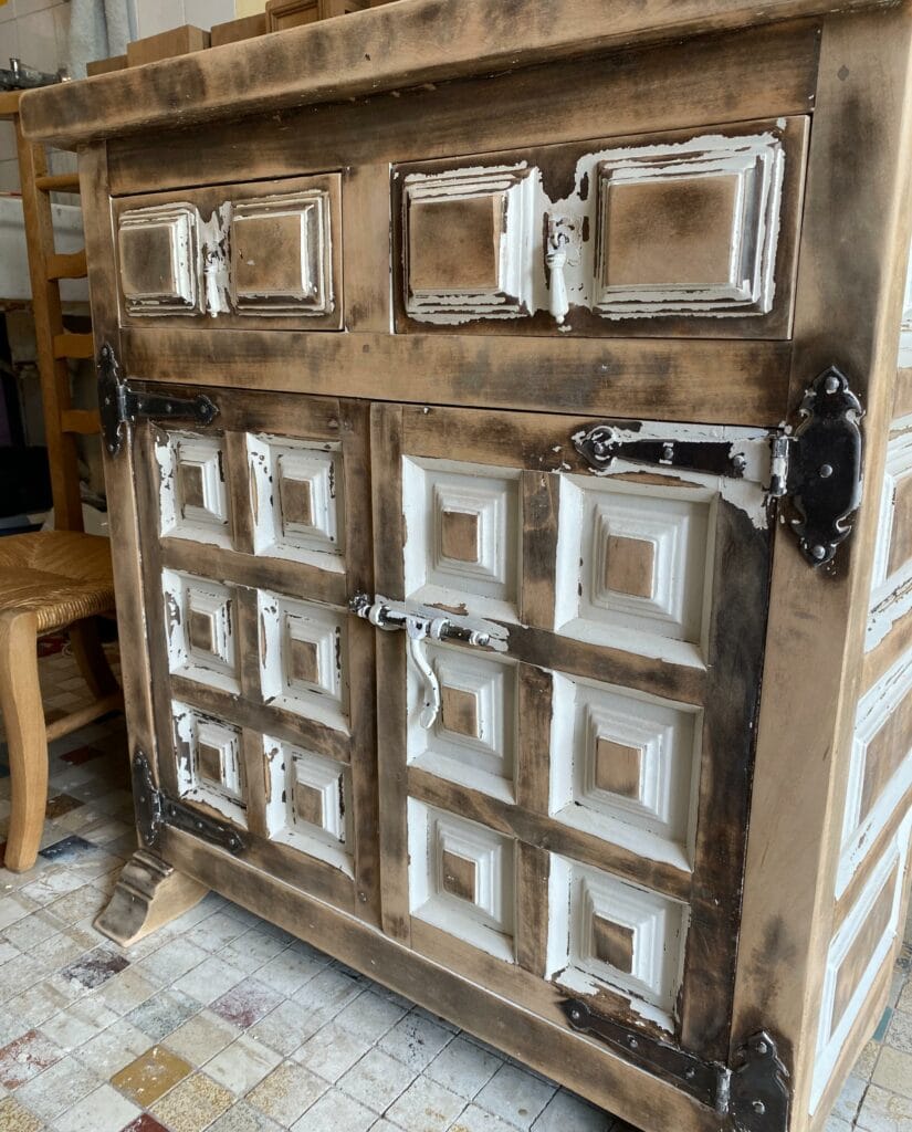 Buffet ancien en hêtre massif de style brutaliste, restauré avec un retour au bois brut après aérogommage par notre atelier de Nantes. — photo 5