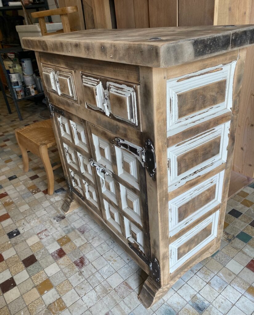 Buffet ancien en hêtre massif de style brutaliste, restauré avec un retour au bois brut après aérogommage par notre atelier de Nantes. — photo 6