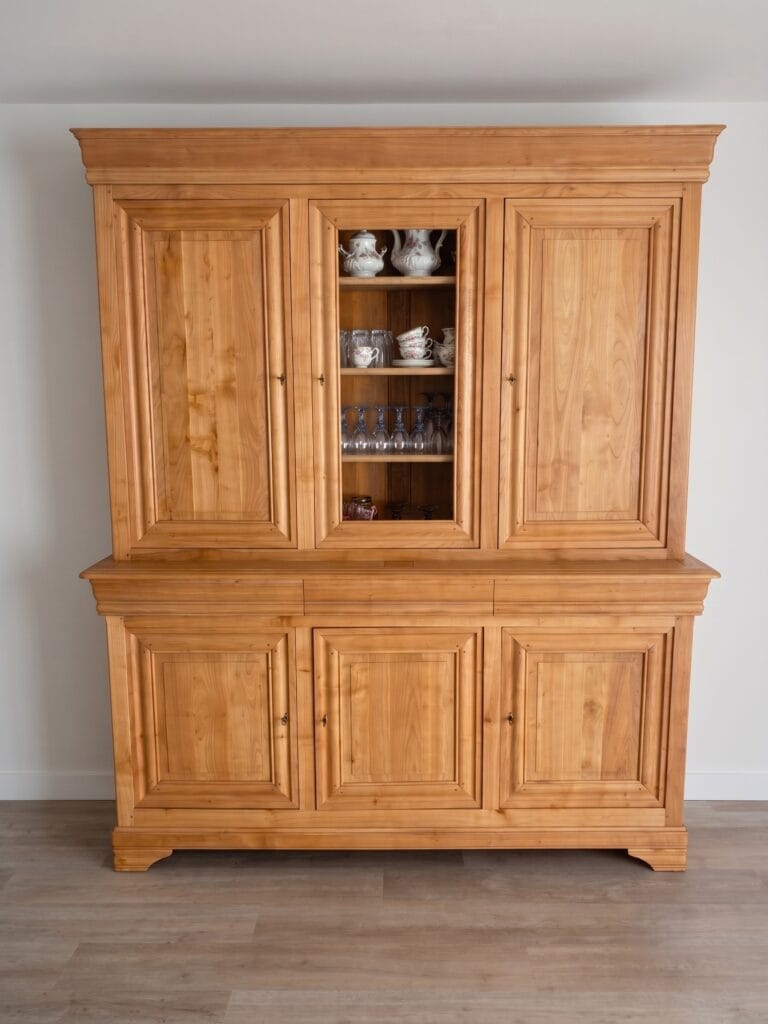 Ensemble de meubles en merisier style Louis-Philippe restaurés par aérogommage, avec une finition vernis satiné lumineux.
