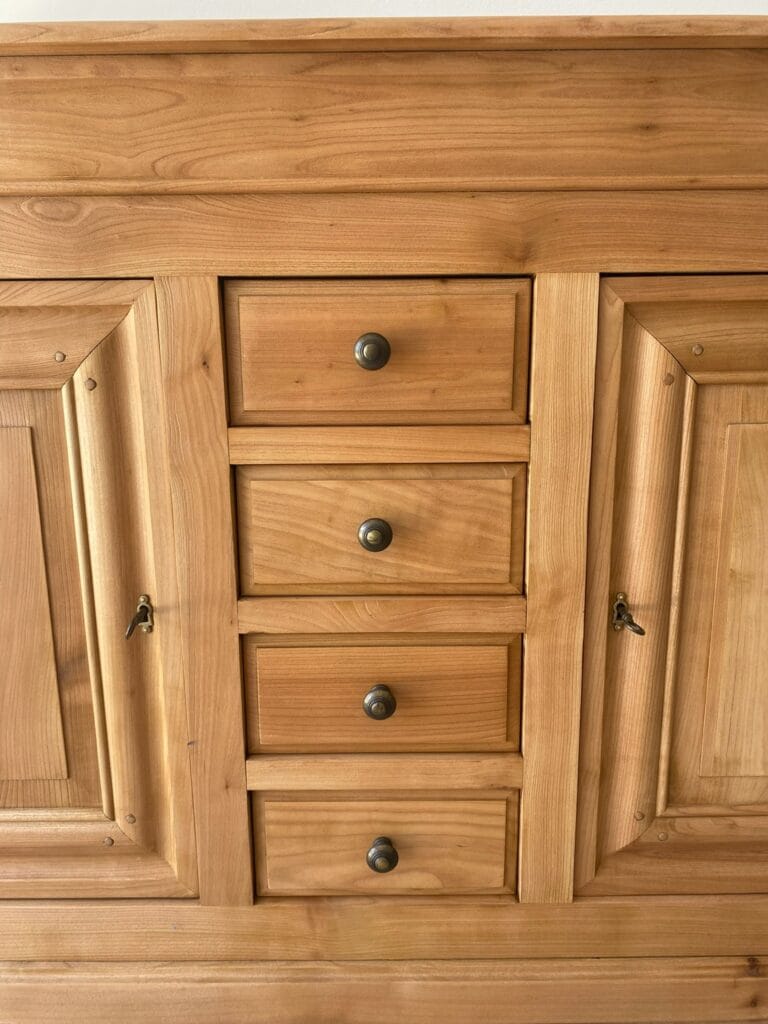 Ensemble de meubles en merisier style Louis-Philippe restaurés par aérogommage, avec une finition vernis satiné lumineux. — photo 5