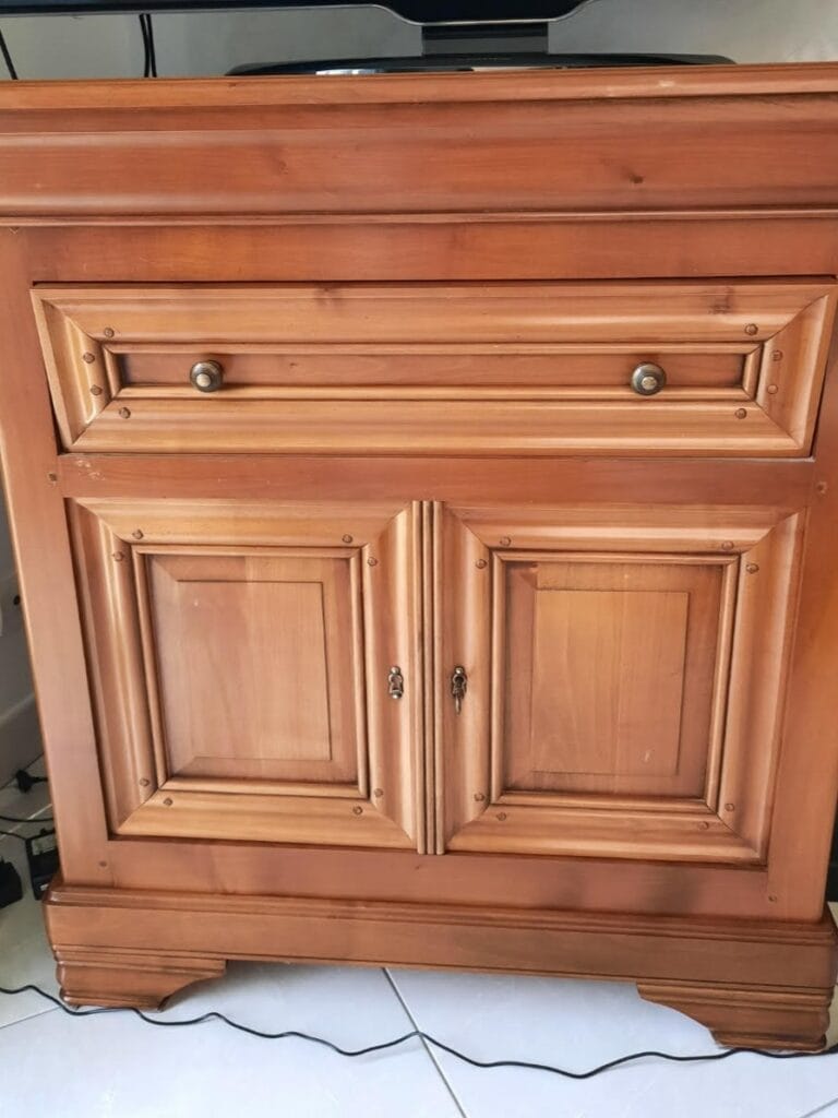 Ensemble de meubles en merisier style Louis-Philippe restaurés par aérogommage, avec une finition vernis satiné lumineux. — photo 7