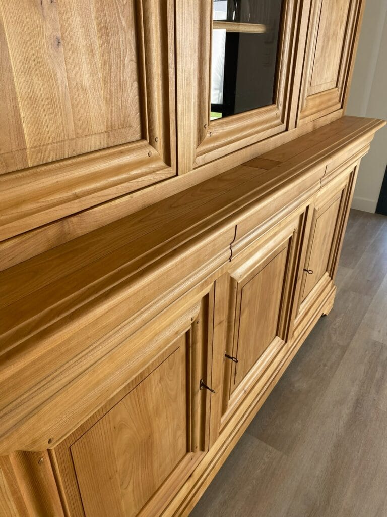 Ensemble de meubles en merisier style Louis-Philippe restaurés par aérogommage, avec une finition vernis satiné lumineux. — photo 2