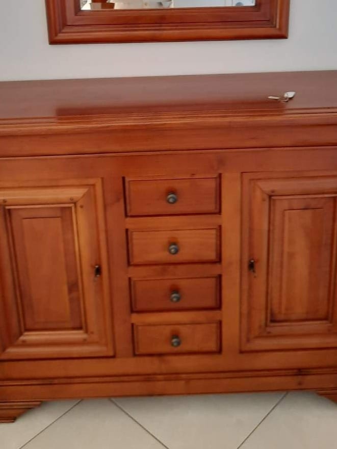 Ensemble de meubles en merisier style Louis-Philippe restaurés par aérogommage, avec une finition vernis satiné lumineux. — photo 6