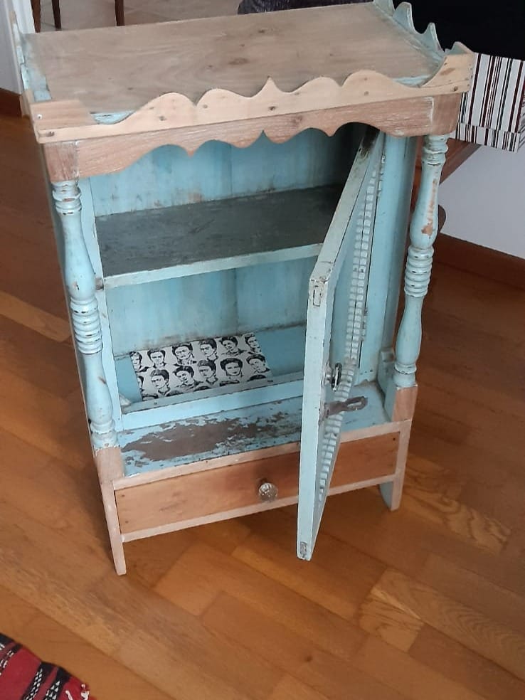 Cabinet de Pooja indien en teck massif décapé par aérogommage, montrant le bois nu après retrait de la peinture bleue. — photo 5