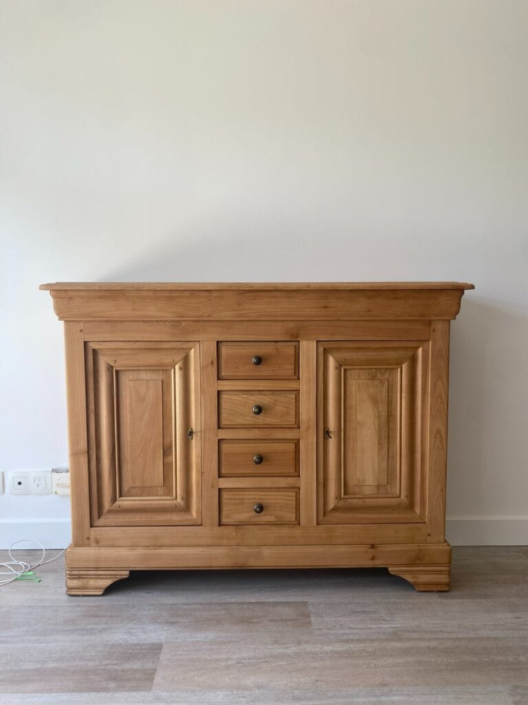 Ensemble de meubles en merisier style Louis-Philippe restaurés par aérogommage, avec une finition vernis satiné lumineux. — photo 4