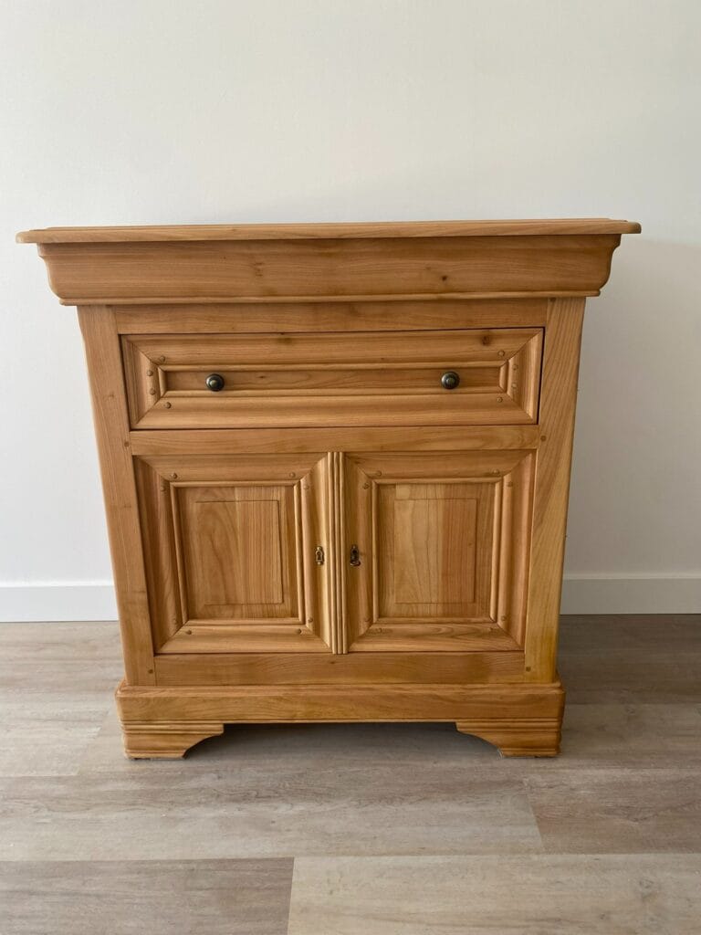 Ensemble de meubles en merisier style Louis-Philippe restaurés par aérogommage, avec une finition vernis satiné lumineux. — photo 3