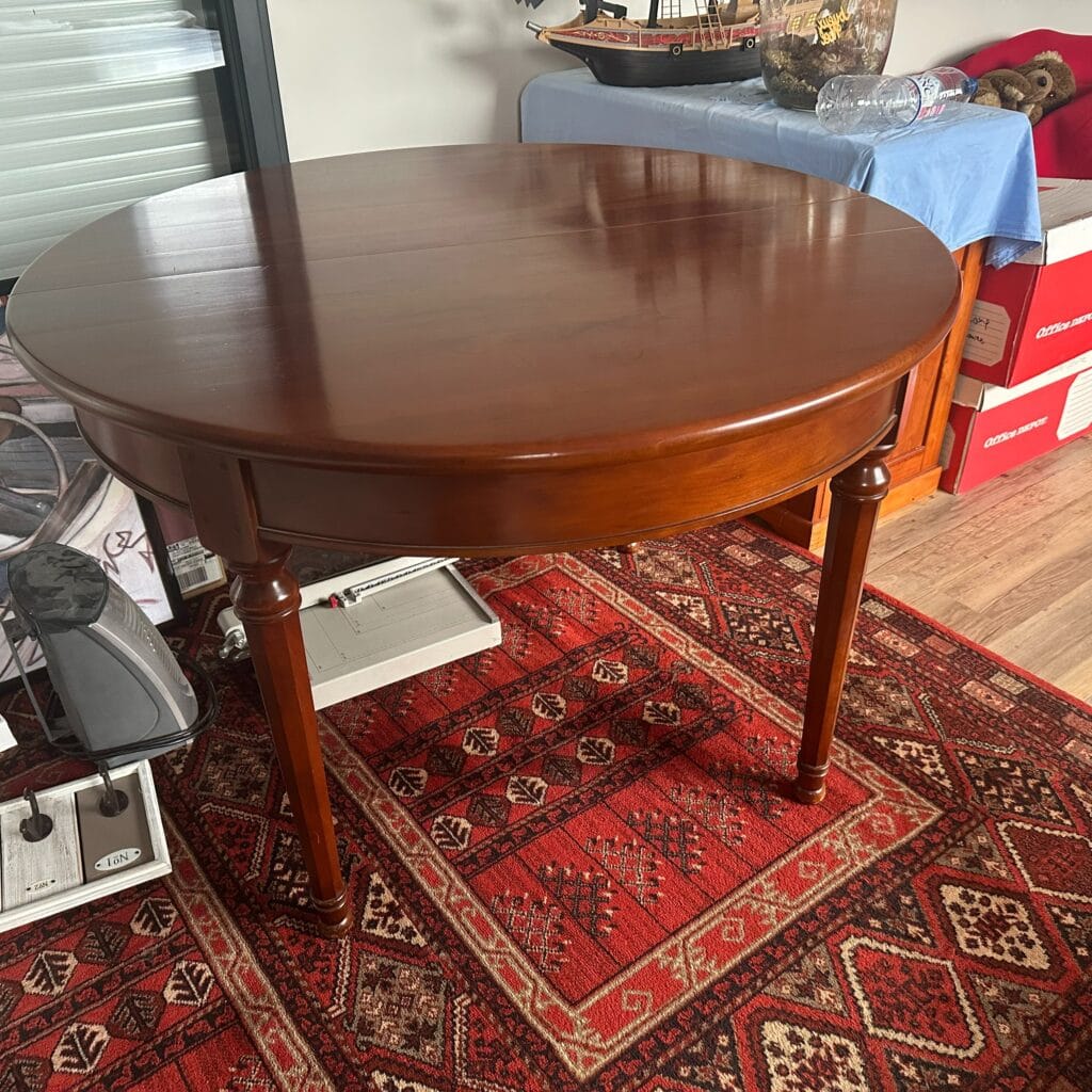 Table ronde en merisier rénovée avec plateau décapé par aérogommage et piètement peint en noir mat. Style moderne et chaleureux. — photo 5