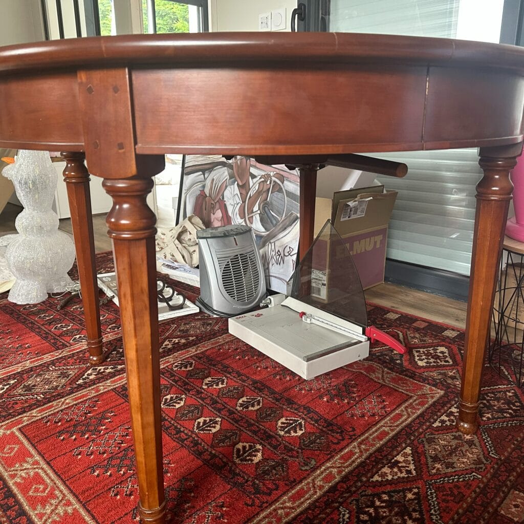 Table ronde en merisier rénovée avec plateau décapé par aérogommage et piètement peint en noir mat. Style moderne et chaleureux. — photo 6