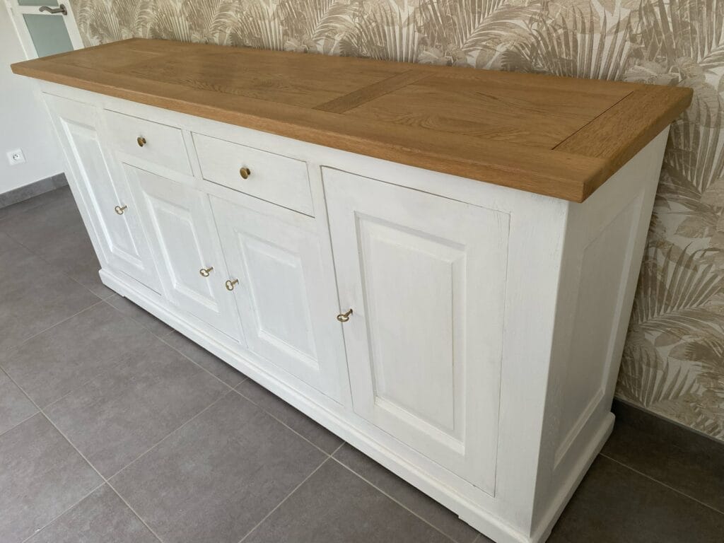 Buffet et table en chêne massif rénovés avec structure blanche et plateau bois naturel, après aérogommage à Nantes. — photo 3