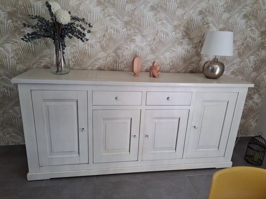 Buffet et table en chêne massif rénovés avec structure blanche et plateau bois naturel, après aérogommage à Nantes. — photo 7
