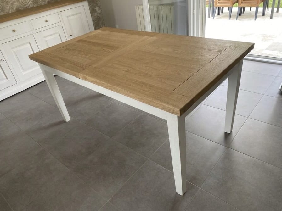 Buffet et table en chêne massif rénovés avec structure blanche et plateau bois naturel, après aérogommage à Nantes. — photo 4