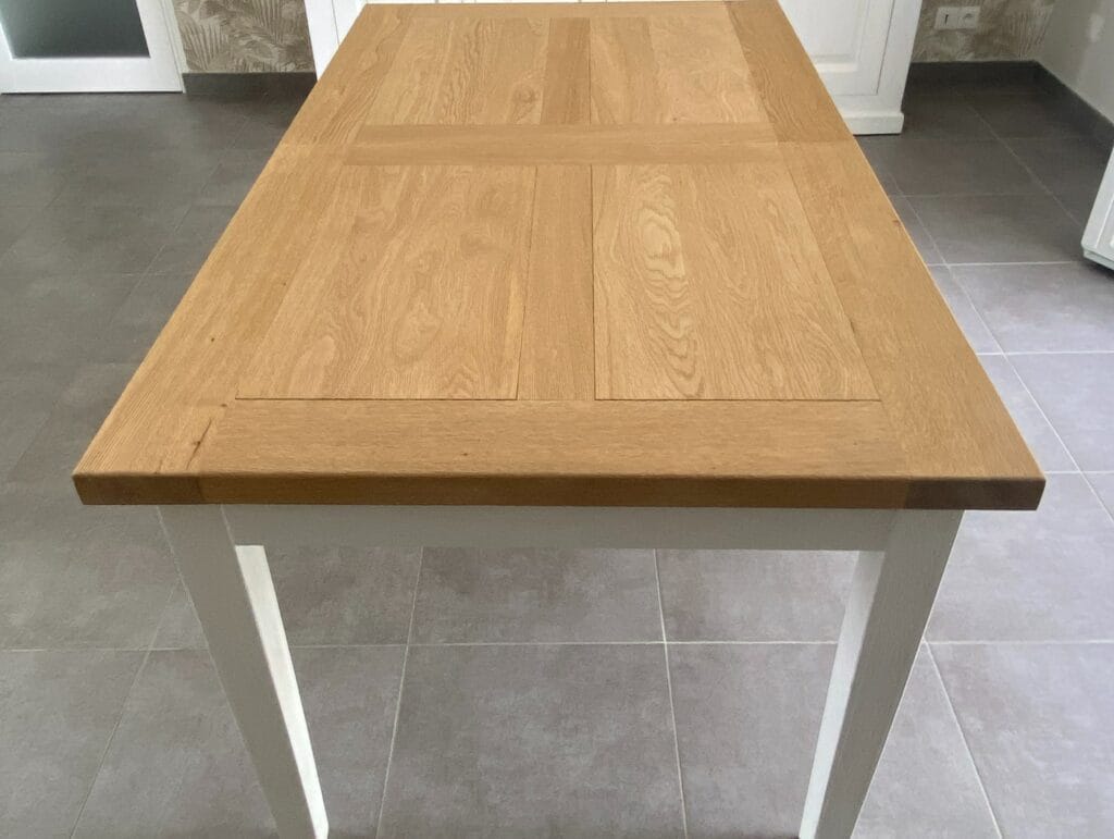 Buffet et table en chêne massif rénovés avec structure blanche et plateau bois naturel, après aérogommage à Nantes. — photo 5