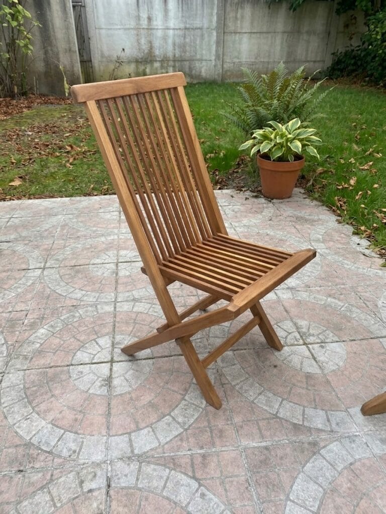 Salon de jardin en teck avant et après aérogommage : le bois grisaillé retrouve sa teinte chaude et naturelle après décapage. — photo 2