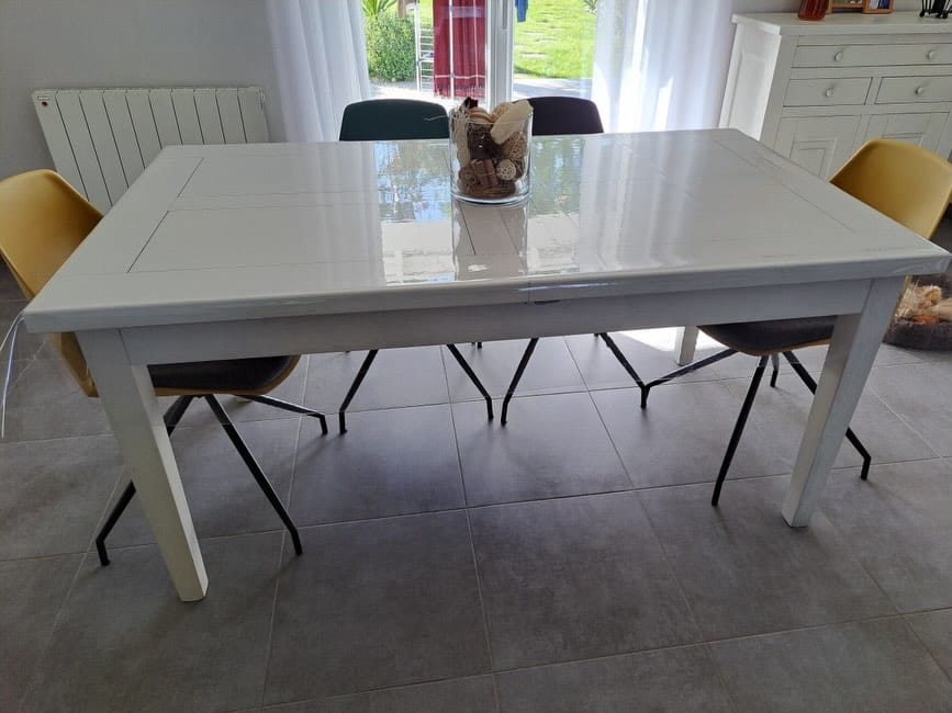 Buffet et table en chêne massif rénovés avec structure blanche et plateau bois naturel, après aérogommage à Nantes. — photo 8