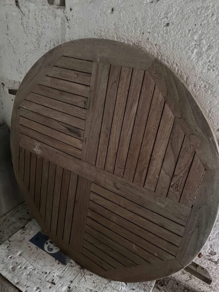 Salon de jardin en teck avant et après aérogommage : le bois grisaillé retrouve sa teinte chaude et naturelle après décapage. — photo 6