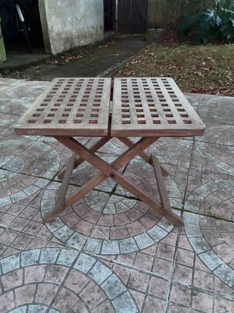 Salon de jardin en teck avant et après aérogommage : le bois grisaillé retrouve sa teinte chaude et naturelle après décapage. — photo 7