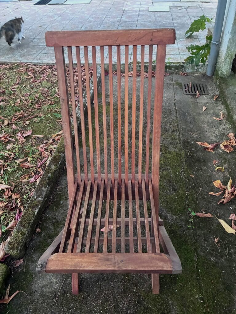Salon de jardin en teck avant et après aérogommage : le bois grisaillé retrouve sa teinte chaude et naturelle après décapage. — photo 8