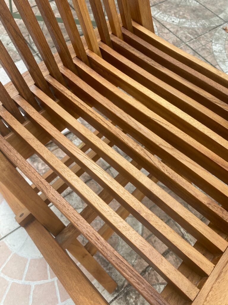 Salon de jardin en teck avant et après aérogommage : le bois grisaillé retrouve sa teinte chaude et naturelle après décapage. — photo 3
