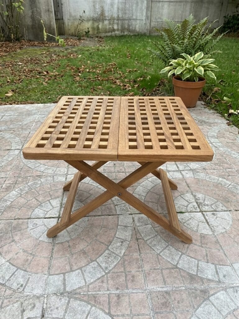 Salon de jardin en teck avant et après aérogommage : le bois grisaillé retrouve sa teinte chaude et naturelle après décapage. — photo 5