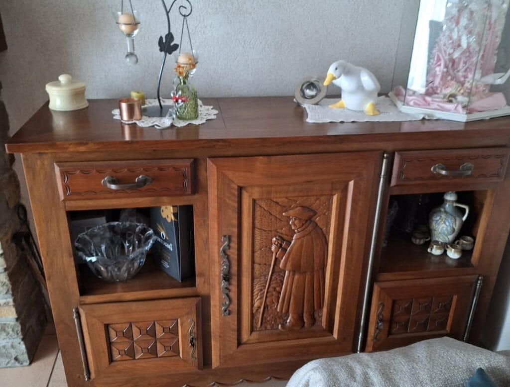 Buffet Néo-Breton en noyer rénové, peint en noir mat avec une porte centrale en grillage noir pour un look industriel. — photo 4