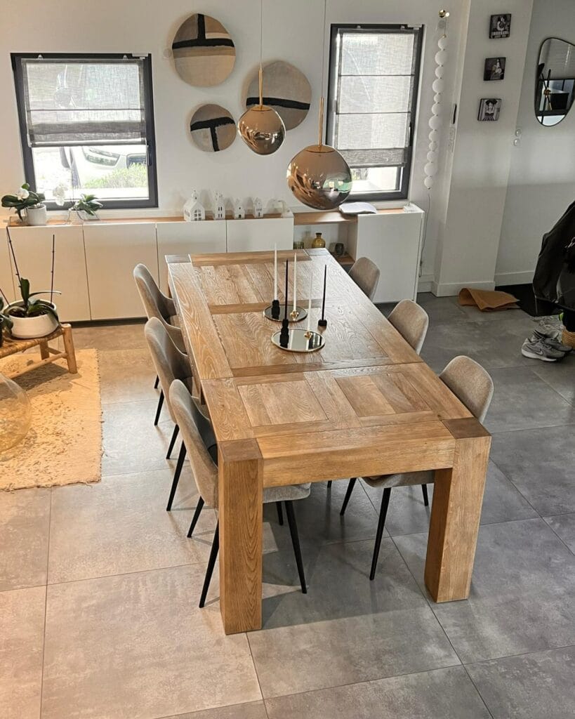 Buffet en chêne massif de style Henri II restauré après aérogommage, bois brut naturel mis en valeur avec une finition huilée. — photo 8