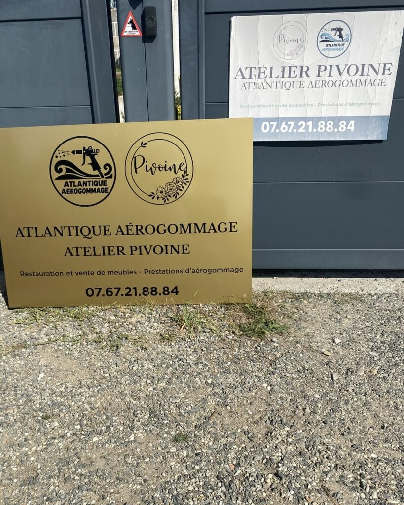 Buffet en chêne massif de style Henri II restauré après aérogommage, bois brut naturel mis en valeur avec une finition huilée.
