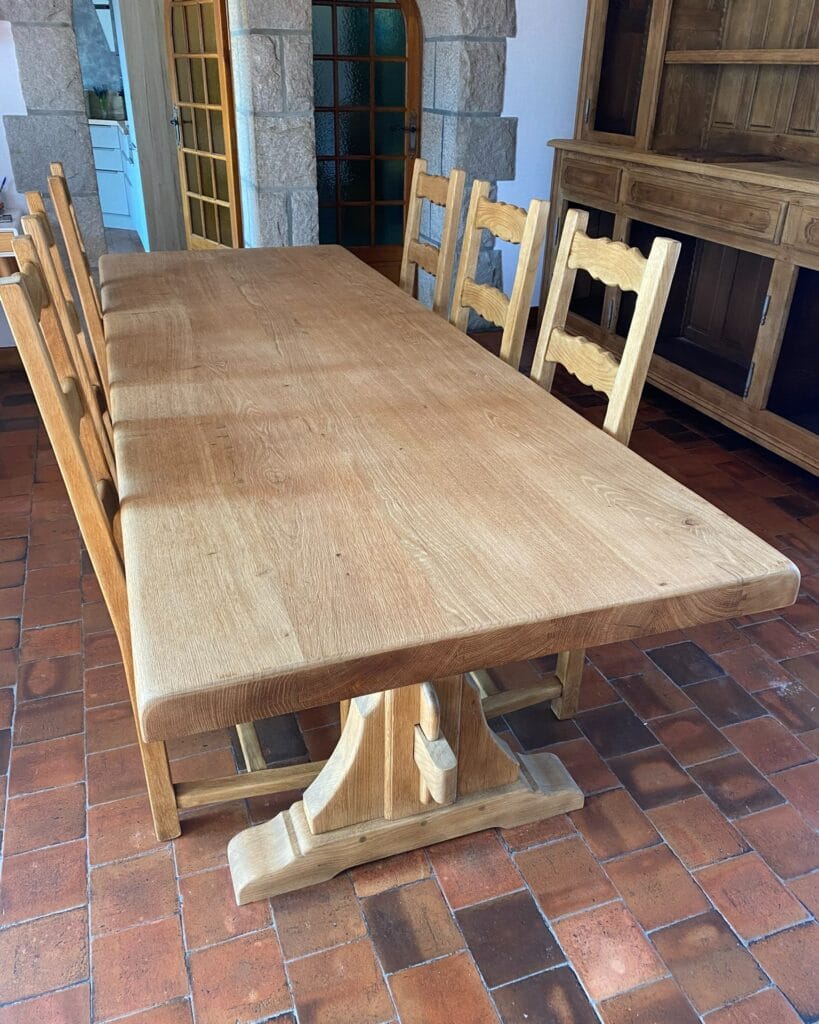 Buffet en chêne massif de style Henri II restauré après aérogommage, bois brut naturel mis en valeur avec une finition huilée. — photo 3