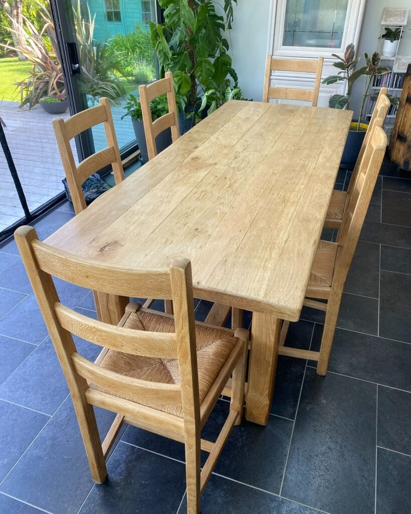Buffet en chêne massif de style Henri II restauré après aérogommage, bois brut naturel mis en valeur avec une finition huilée. — photo 6
