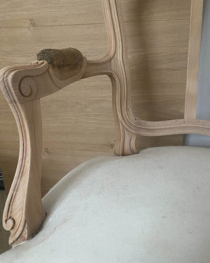 Buffet en chêne massif de style Henri II restauré après aérogommage, bois brut naturel mis en valeur avec une finition huilée. — photo 7
