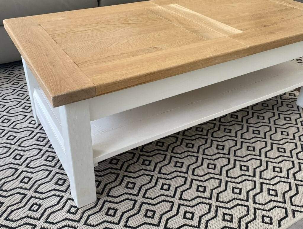 Ensemble de meubles en chêne massif restaurés avec une finition bi-ton blanc et bois brut par aérogommage à Nantes. — photo 2