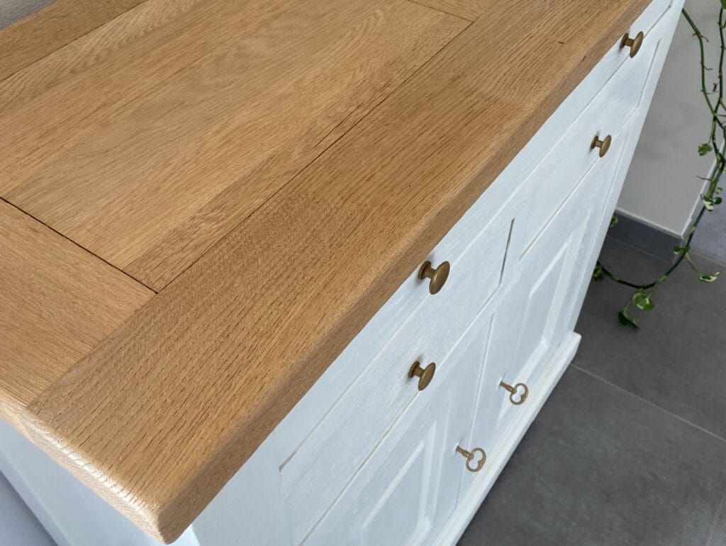 Ensemble de meubles en chêne massif restaurés avec une finition bi-ton blanc et bois brut par aérogommage à Nantes. — photo 5