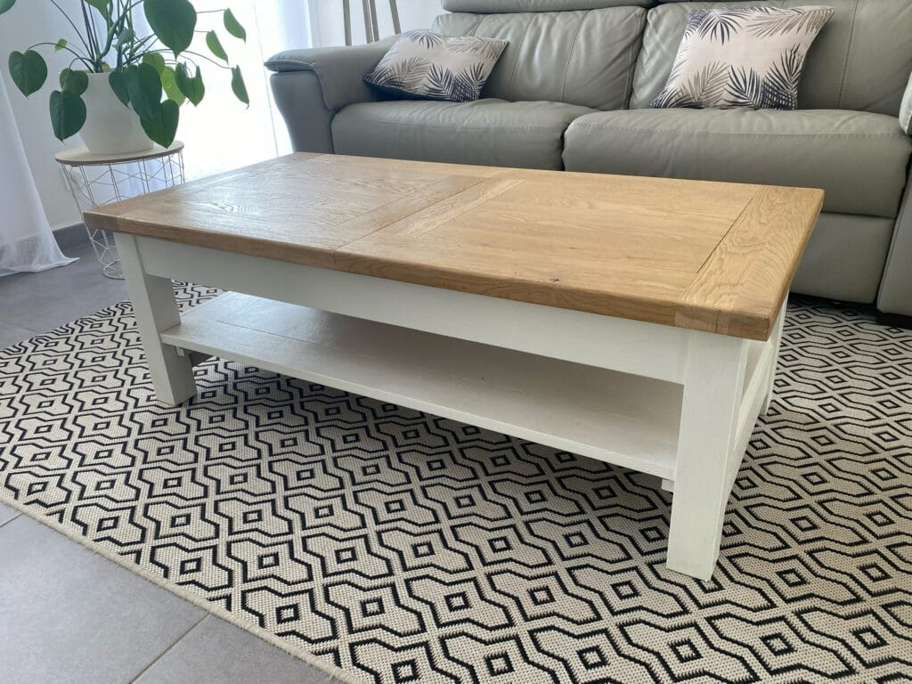 Ensemble de meubles en chêne massif restaurés avec une finition bi-ton blanc et bois brut par aérogommage à Nantes.