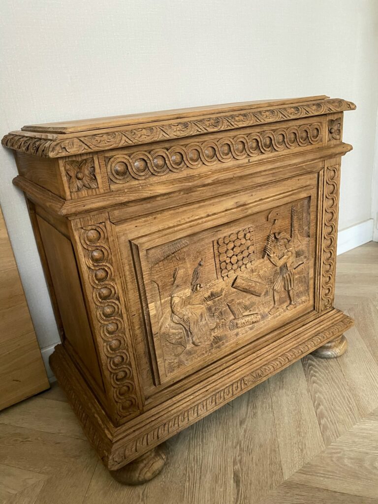Armoire bretonne en chêne massif après décapage par aérogommage, révélant des sculptures détaillées de fileuse et bûcheron. — photo 4